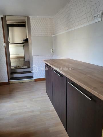 Joigny, centre historique
Immeuble locatif de 218 m² - comprenant 3 appartements, vendu loué. 
RDC : appt - 3 chambres, loué 480 € + 20 € de charges
1er étage : appt - 2 chambres, loué 540 € + 20 € de charges 
2ème étage : appt - 2 chambres, loué 430 € + 20 € de charges
Soit 17 400 € annuel (hors charges)
Foncier : 1381 €