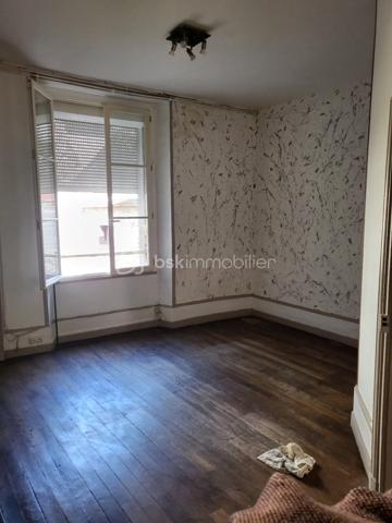 Joigny, centre historique
Immeuble locatif de 218 m² - comprenant 3 appartements, vendu loué. 
RDC : appt - 3 chambres, loué 480 € + 20 € de charges
1er étage : appt - 2 chambres, loué 540 € + 20 € de charges 
2ème étage : appt - 2 chambres, loué 430 € + 20 € de charges
Soit 17 400 € annuel (hors charges)
Foncier : 1381 €