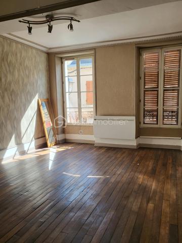 Joigny, centre historique
Immeuble locatif de 218 m² - comprenant 3 appartements, vendu loué. 
RDC : appt - 3 chambres, loué 480 € + 20 € de charges
1er étage : appt - 2 chambres, loué 540 € + 20 € de charges 
2ème étage : appt - 2 chambres, loué 430 € + 20 € de charges
Soit 17 400 € annuel (hors charges)
Foncier : 1381 €