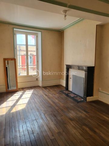 Joigny, centre historique
Immeuble locatif de 218 m² - comprenant 3 appartements, vendu loué. 
RDC : appt - 3 chambres, loué 480 € + 20 € de charges
1er étage : appt - 2 chambres, loué 540 € + 20 € de charges 
2ème étage : appt - 2 chambres, loué 430 € + 20 € de charges
Soit 17 400 € annuel (hors charges)
Foncier : 1381 €