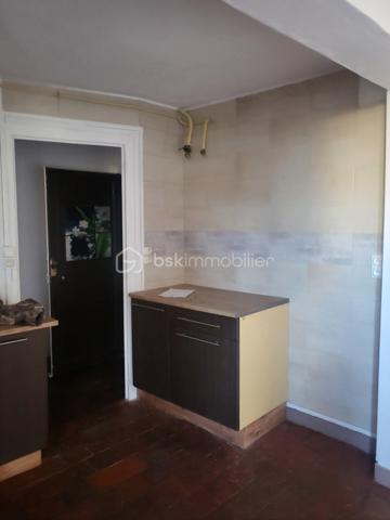 Joigny, centre historique
Immeuble locatif de 218 m² - comprenant 3 appartements, vendu loué. 
RDC : appt - 3 chambres, loué 480 € + 20 € de charges
1er étage : appt - 2 chambres, loué 540 € + 20 € de charges 
2ème étage : appt - 2 chambres, loué 430 € + 20 € de charges
Soit 17 400 € annuel (hors charges)
Foncier : 1381 €