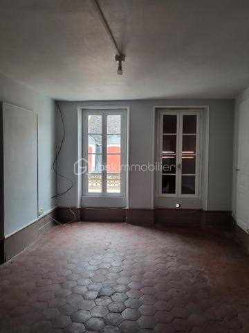 Joigny, centre historique
Immeuble locatif de 218 m² - comprenant 3 appartements, vendu loué. 
RDC : appt - 3 chambres, loué 480 € + 20 € de charges
1er étage : appt - 2 chambres, loué 540 € + 20 € de charges 
2ème étage : appt - 2 chambres, loué 430 € + 20 € de charges
Soit 17 400 € annuel (hors charges)
Foncier : 1381 €