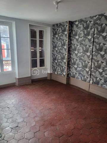 Joigny, centre historique
Immeuble locatif de 218 m² - comprenant 3 appartements, vendu loué. 
RDC : appt - 3 chambres, loué 480 € + 20 € de charges
1er étage : appt - 2 chambres, loué 540 € + 20 € de charges 
2ème étage : appt - 2 chambres, loué 430 € + 20 € de charges
Soit 17 400 € annuel (hors charges)
Foncier : 1381 €