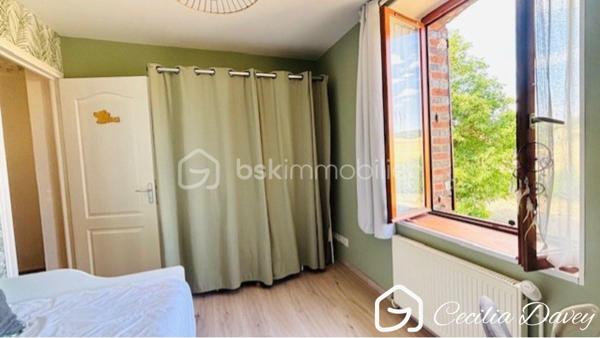 *** Nouveauté : Véritable coup de cœur pour cette propriété de caractère rare, mêlant authenticité, confort et sérénité, offrant une magnifique vue sur la campagne, située dans un cadre de vie privilégié, au calme ***

Nichée dans un environnement calme et sans aucun vis-à-vis, cette ancienne Maison de caractère, ancienne gare réhabilitée, est un véritable cocon pour les amoureux de nature et de tranquillité.
Entièrement rénovée avec des prestations de qualité et répondant aux normes BBC, elle allie le charme de l'ancien au confort moderne.

Derrière sa façade pleine de caractère, cette demeure séduit par ses volumes généreux, ses éléments authentiques soigneusement conservés et son atmosphère chaleureuse.
Un magnifique jardin paysager soigneusement entretenu, agrémenté de nombreux arbres fruitiers, idéal pour profiter pleinement des beaux jours en font un véritable havre de paix où règnent calme et discrétion.

Son secteur, très recherché, offre un panel de lieux sportifs (stade, city-stade, terrain de tennis, de pétanque, écurie, danse, gym, marche, yoga...), de commerces (proxi, café, marchés, commerces ambulants, pharmacie...) et de professionnels de sante (médecin, infermières...), un village où il fait bon vivre.

* Descriptif de la Maison *

Au rez-de-jardin : 
- Un espace de vie spacieux et lumineux grâce à ses ouvertures sur l'extérieur, composé d'une cuisine aménagée et équipée donnant sur sa salle à manger
- Un salon cosy avec sa cheminée insert et donnant sur la terrasse
- Un dégagement avec rangements 
- Un bureau avec son entrée indépendante, idéale pour recevoir ou exercer une profession libérale
- Une salle de bain avec une baignoire
- Un wc séparé
- Une chaufferie/buanderie

A l'étage :
- Un dégagement
- 3  chambres 
- Un wc séparé (pouvant accueillir une douche pour en faire une seconde salle d'eau)

* Ses extérieurs *
- Un superbe terrain d'environ 2620m² avec la possibilité d'acquérir 1300m² en sus
- Un double garage fermée pouvant accueillir 2 véhicules
- Une jolie terrasse longeant la Maison 
- Un abri de jardin pouvant accueillir les outils de jardinage et un autre véhicule
- Une cave

* Son secteur *
- proximité de services : école primaire avec un service de cantine et de garderie,  service de transports pour le collège et le lycée, commerce de proximité
- 7 mins de l'autoroute A5
- 14 mins de la Gare de Sens

* Ses équipements et ses avantages *
- Toiture de la Maison en très bon état, refaite à neuf partiellement en 2024
- Ouvertures en double vitrage 
- Cheminée INSERT dans le salon
- Assainissement aux normes
- Électricité et plomberie refait à neuf
- Isolation performante refaite à neuf, selon les normes BBC
- Fibre installée
- Chauffe-eau récent de 2023
- Façades en très bon état
- Possibilité d'acquérir 2 autres parcelles supplémentaires, représentant 1300m²
- Transports à la demande pour aller à Sens (via Mobigo)
- Faible taxe foncière
- Arbres fruitiers présents sur le terrain : cerise, pêche, noix, noisette, mirabelle...
- Piscine Hors-Sol

Véritable coup de cœur pour l'intimité et le cachet qu'offre cette exceptionnelle propriété dans un cadre idyllique.