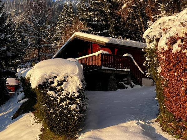 Chalet accroché à la montagne avec terrasse plein ouest