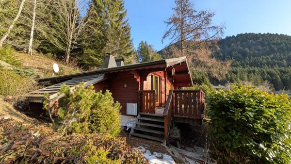 Chalet accroché à la montagne avec terrasse plein ouest