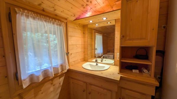 Chalet accroché à la montagne avec terrasse plein ouest