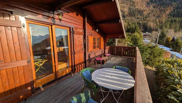 Chalet accroché à la montagne avec terrasse plein ouest