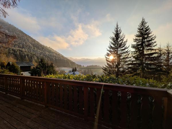 Chalet accroché à la montagne avec terrasse plein ouest