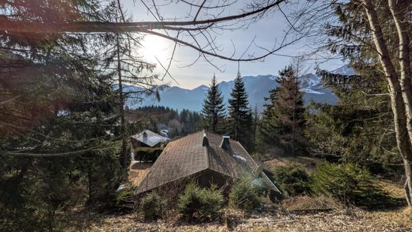 Chalet accroché à la montagne avec terrasse plein ouest