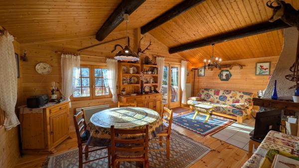 Chalet accroché à la montagne avec terrasse plein ouest