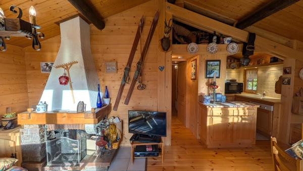 Chalet accroché à la montagne avec terrasse plein ouest