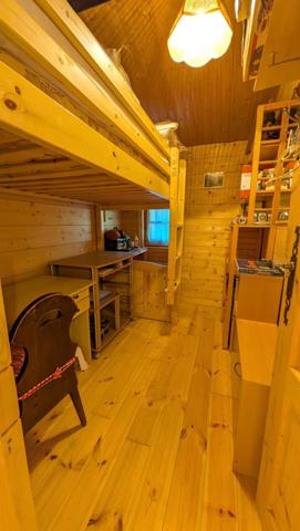 Chalet accroché à la montagne avec terrasse plein ouest