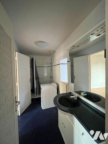 Maison de ville (local + appartement) Lacapelle-Marival