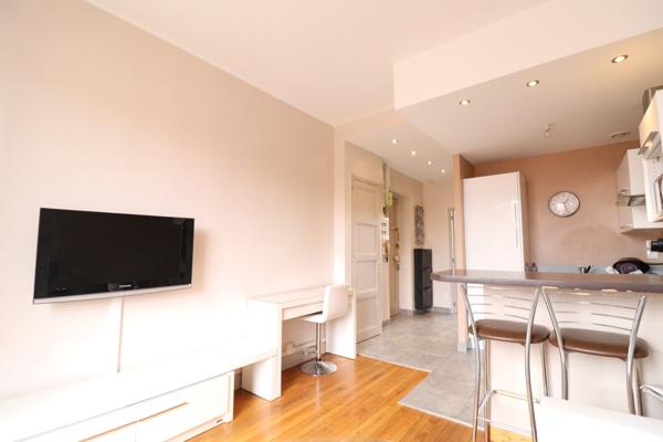 Lyon (69008) LYON 8 MERMOZ T2 entièrement équipé dans rue calme à 200m du tram/métro