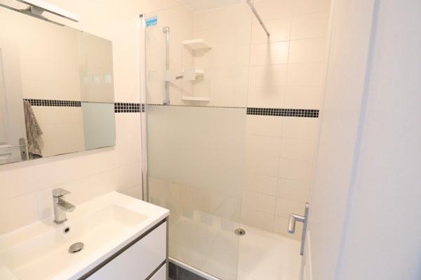 Lyon (69008) LYON 8 MERMOZ T2 entièrement équipé dans rue calme à 200m du tram/métro