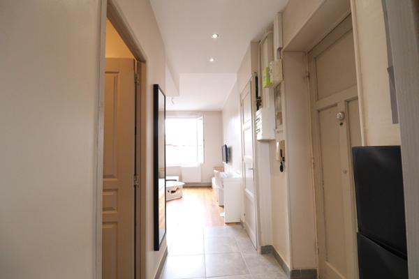 Lyon (69008) LYON 8 MERMOZ T2 entièrement équipé dans rue calme à 200m du tram/métro