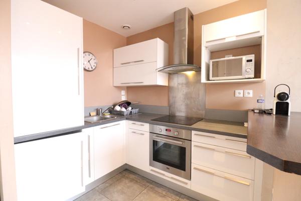 Lyon (69008) LYON 8 MERMOZ T2 entièrement équipé dans rue calme à 200m du tram/métro