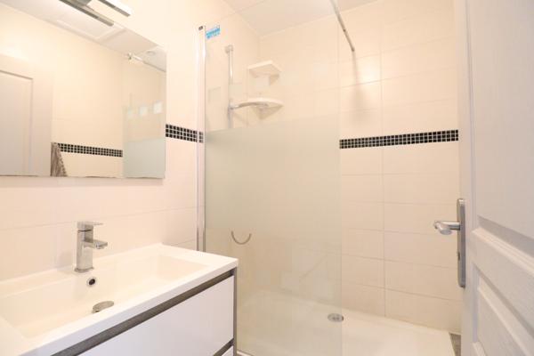 Lyon (69008) LYON 8 MERMOZ T2 entièrement équipé dans rue calme à 200m du tram/métro