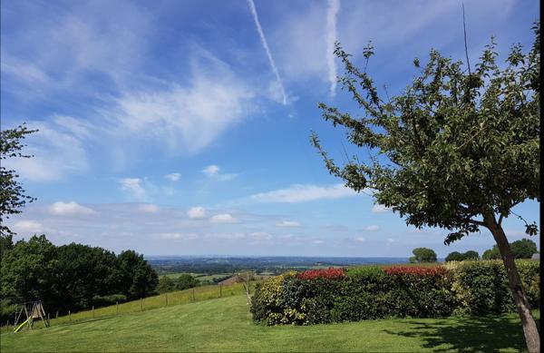 Saint-Julien-le-Faucon (14140) PROPRIETE de 14 pièces avec terrain, piscine et VUE REMARQUABLE