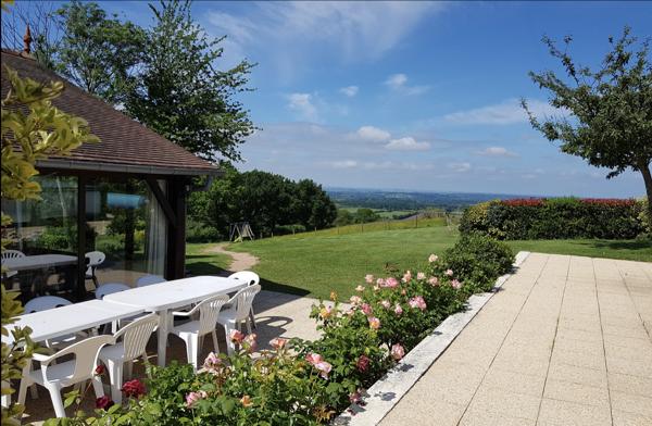 Saint-Julien-le-Faucon (14140) PROPRIETE de 14 pièces avec terrain, piscine et VUE REMARQUABLE