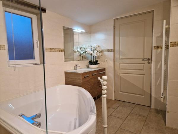 Saint-Julien-le-Faucon (14140) PROPRIETE de 14 pièces avec terrain, piscine et VUE REMARQUABLE