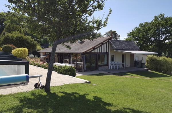 Saint-Julien-le-Faucon (14140) PROPRIETE de 14 pièces avec terrain, piscine et VUE REMARQUABLE