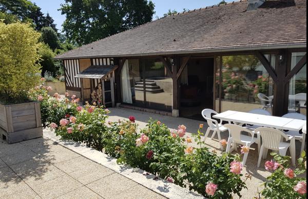 Saint-Julien-le-Faucon (14140) PROPRIETE de 14 pièces avec terrain, piscine et VUE REMARQUABLE