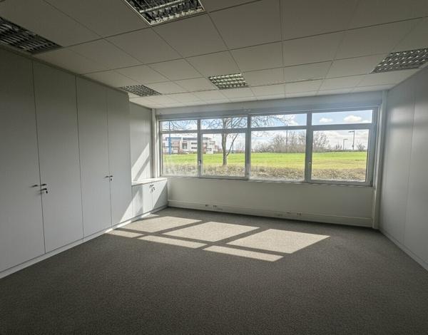 BUREAUX à VENDRE de 1175.98 m²