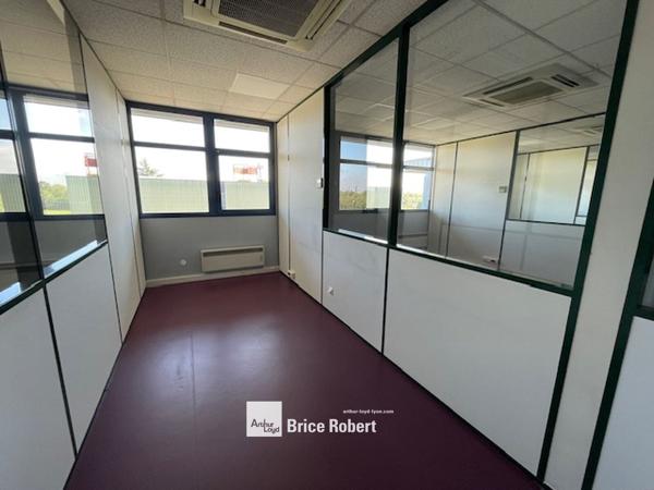 Bureaux à louer à Bron dans Activillage avec parkings privatifs lumineux