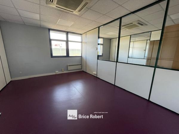Bureaux à louer à Bron dans Activillage avec parkings privatifs lumineux