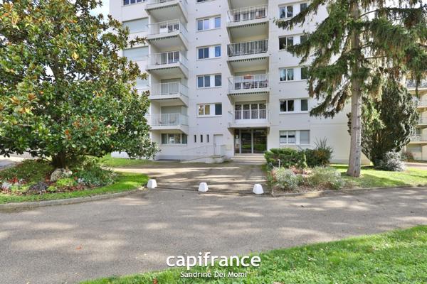 SAINTE FOY LES LYON (69) - Appartement T3 de 68m² avec balcon, place de stationnement extérieure et cave