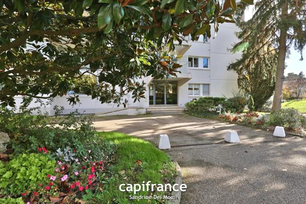 SAINTE FOY LES LYON (69) - Appartement T3 de 68m² avec balcon, place de stationnement extérieure et cave