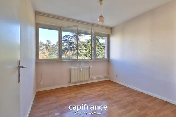 SAINTE FOY LES LYON (69) - Appartement T3 de 68m² avec balcon, place de stationnement extérieure et cave