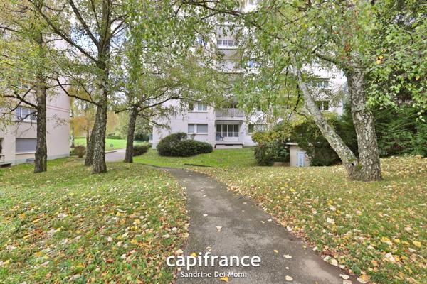 SAINTE FOY LES LYON (69) - Appartement T3 de 68m² avec balcon, place de stationnement extérieure et cave