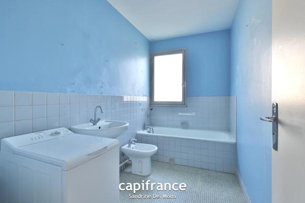 SAINTE FOY LES LYON (69) - Appartement T3 de 68m² avec balcon, place de stationnement extérieure et cave