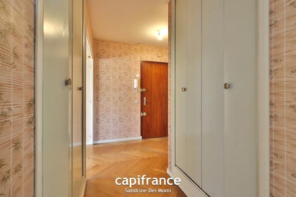 SAINTE FOY LES LYON (69) - Appartement T3 de 68m² avec balcon, place de stationnement extérieure et cave