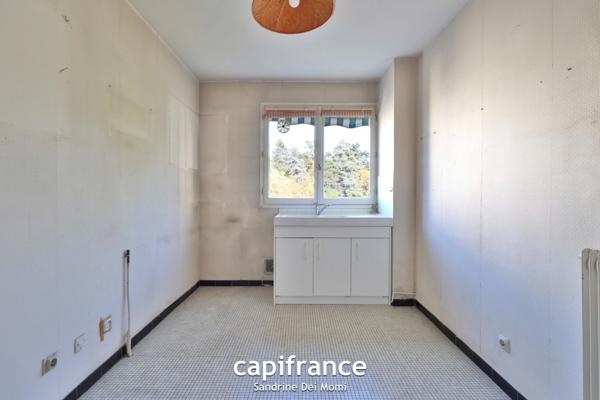 SAINTE FOY LES LYON (69) - Appartement T3 de 68m² avec balcon, place de stationnement extérieure et cave