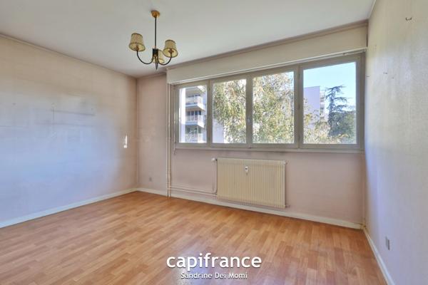 SAINTE FOY LES LYON (69) - Appartement T3 de 68m² avec balcon, place de stationnement extérieure et cave