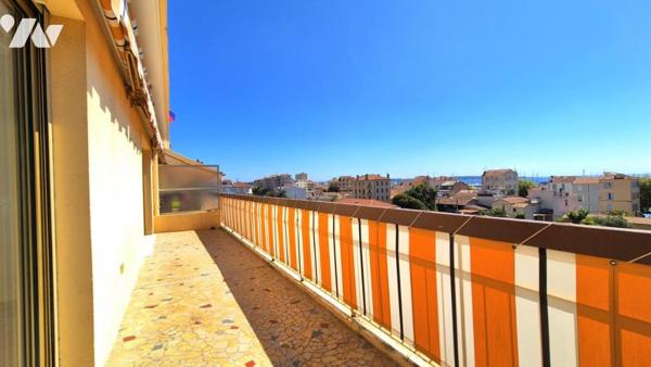 A deux pas du Port et des plages, un studio de 33 m² avec terrasse, parking et une vue mer !