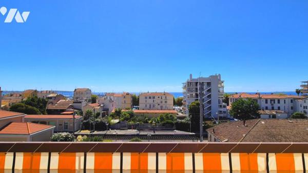 A deux pas du Port et des plages, un studio de 33 m² avec terrasse, parking et une vue mer !