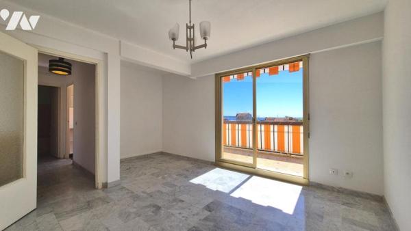 A deux pas du Port et des plages, un studio de 33 m² avec terrasse, parking et une vue mer !