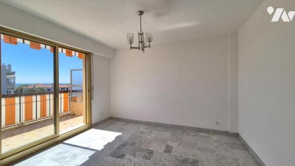 A deux pas du Port et des plages, un studio de 33 m² avec terrasse, parking et une vue mer !