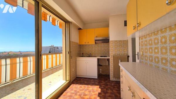 A deux pas du Port et des plages, un studio de 33 m² avec terrasse, parking et une vue mer !