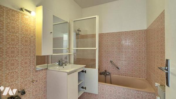 A deux pas du Port et des plages, un studio de 33 m² avec terrasse, parking et une vue mer !