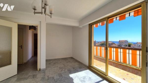 A deux pas du Port et des plages, un studio de 33 m² avec terrasse, parking et une vue mer !