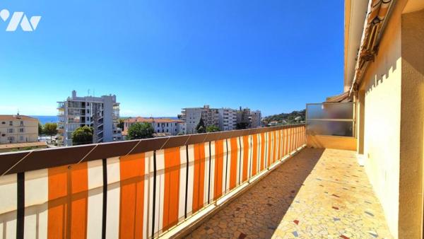 A deux pas du Port et des plages, un studio de 33 m² avec terrasse, parking et une vue mer !