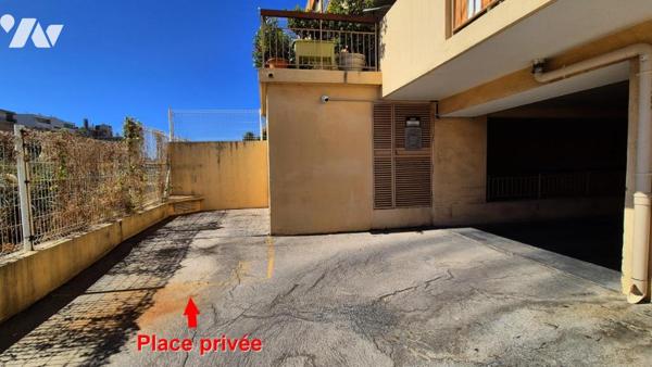 A deux pas du Port et des plages, un studio de 33 m² avec terrasse, parking et une vue mer !