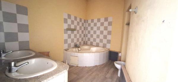 Appartement à rénover, 3 pièces, 78 m2 MONTIGNAC-LASCAUX (24)