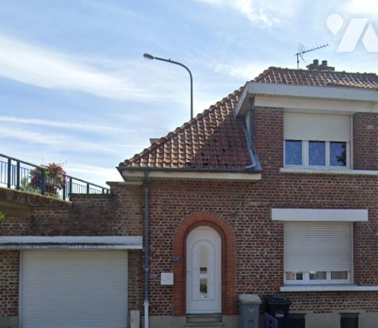 Maison comprenant 2 chambres, un jardinet clos et un garage avec porte motorisée